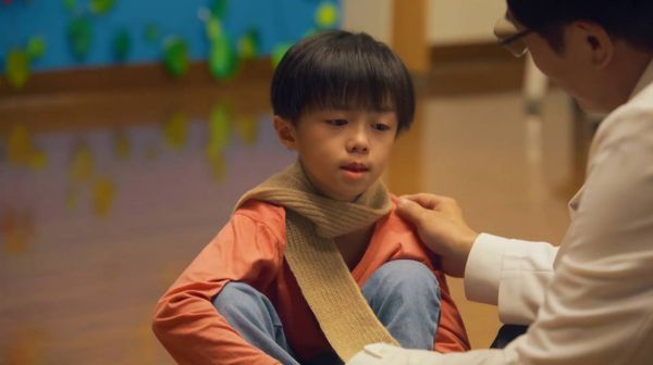 ▲戴立忍對戲童星「養樂多」，情緒忍不住潰堤。（圖／大愛電視提供）