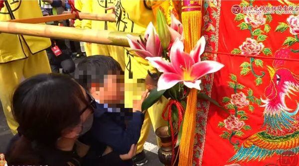 ▲彰化媽媽抱兒子跪地求媽祖。（圖／翻攝自白沙屯媽祖網路電視台）