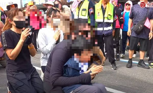 ▲彰化媽媽抱兒子跪地求媽祖。（圖／翻攝自白沙屯媽祖網路電視台）