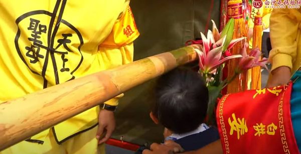 ▲彰化媽媽抱兒子跪地求媽祖。（圖／翻攝自白沙屯媽祖網路電視台）