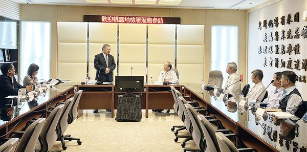 ▲桃園地檢署檢察長戴文亮向榮總桃園分院醫療團隊表達感謝之意。（圖／桃園地檢署提供）