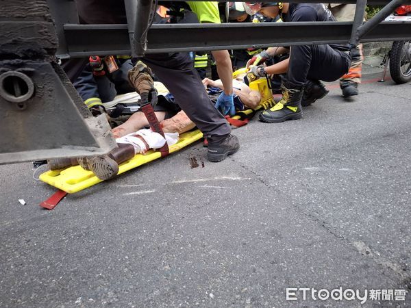 ▲▼機車騎士與聯結車發生車禍，受困車底。（圖／記者郭世賢翻攝）