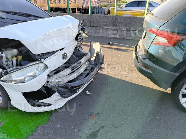 ▲八八快速道路接連發生2起車禍，這次有5人送醫            。（圖／記者吳奕靖翻攝）