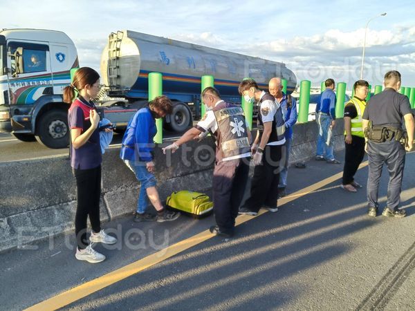 ▲八八快速道路接連發生2起車禍，這次有5人送醫            。（圖／記者吳奕靖翻攝）