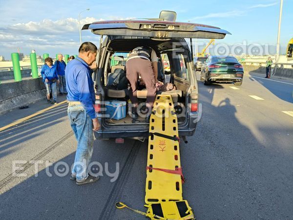 ▲八八快速道路接連發生2起車禍，這次有5人送醫            。（圖／記者吳奕靖翻攝）