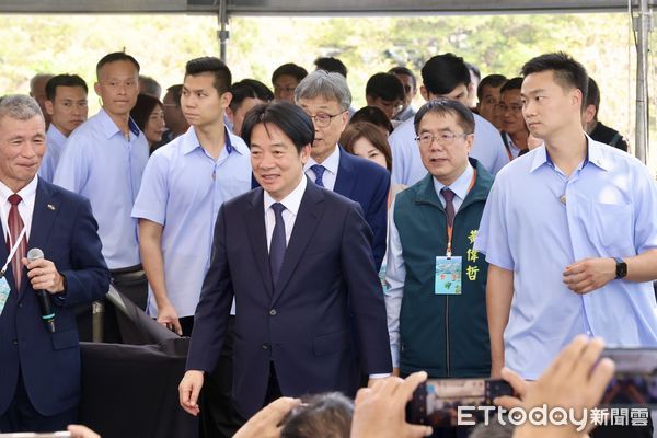 ▲台南烏山頭水庫舉辦八田與一逝世83週年追思紀念會，賴清德總統主祭、黃偉哲市長致贈「八田穗越」稻米。（記者林東良翻攝，下同）