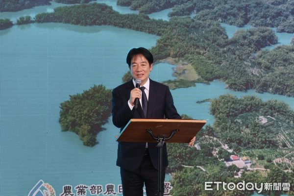 ▲台南烏山頭水庫舉辦八田與一逝世83週年追思紀念會，賴清德總統主祭、黃偉哲市長致贈「八田穗越」稻米。（記者林東良翻攝，下同）