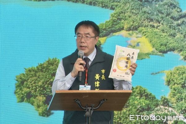 ▲台南烏山頭水庫舉辦八田與一逝世83週年追思紀念會，賴清德總統主祭、黃偉哲市長致贈「八田穗越」稻米。（記者林東良翻攝，下同）