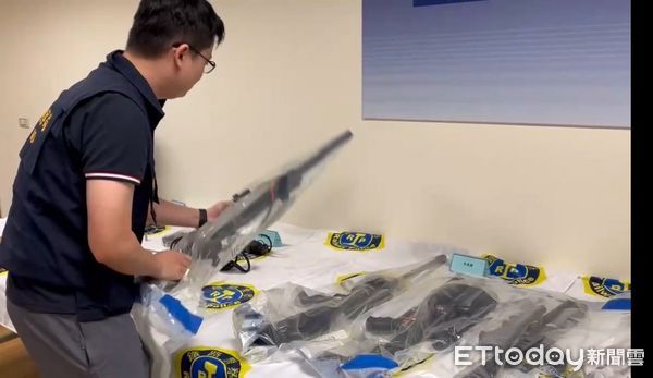 ▲▼王男在網站大量收購改槍零件，警方在及裡查扣長槍8把。（圖／記者邱中岳翻攝）