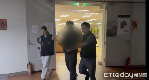 ▲▼王男在網站大量收購改槍零件，警方在及裡查扣長槍8把。（圖／記者邱中岳翻攝）