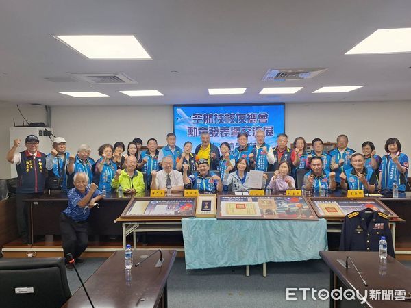 ▲台南市議會舉行「空航技校友勳獎章交流展」記者會，展出百枚歷史勳章與證書，重現軍人榮耀。（記者林東良翻攝，下同）