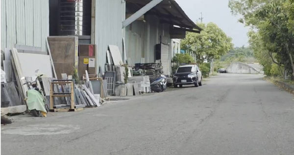 越南籍胡姓男子7日晚間在台鐵遺失400萬元現金，而他平時在嘉義某石材廠工作，已被警方帶回偵訊釐清來源是否合法。（圖／翻攝畫面）