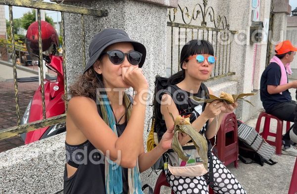 ▲▼             白沙屯媽祖進香之旅，小朋友們化身最萌補給員。（圖／記者黃資真攝，下同）