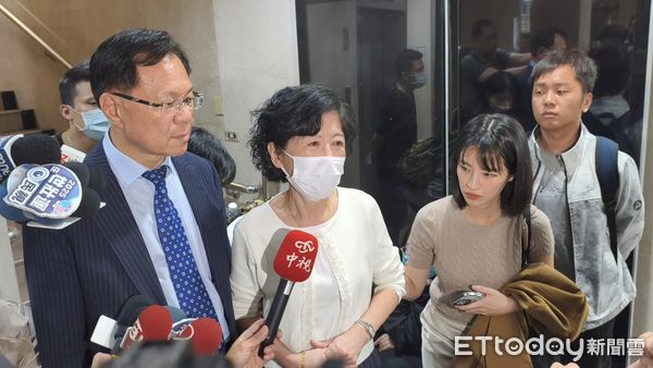 ▲▼台北地院今（8日）審理京華城案，柯文哲妻子陳佩琪（中白衣）旁聽與丈夫對望，開完庭受訪表示給丈夫打氣、希望他在押期間身體健康。（圖／記者黃哲民攝）