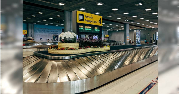 旅客在領取行李時，時常忽略地上劃設的警戒。有地勤人員對此提醒，如果站得離行李轉盤太近，可能會被行李砸到或絆倒。（示意圖／unsplash）