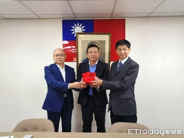 ▲左起新任理事長張衍義、監交人蔡豐明、卸任理事長鄭正雄。（圖／記者張佩芬攝）