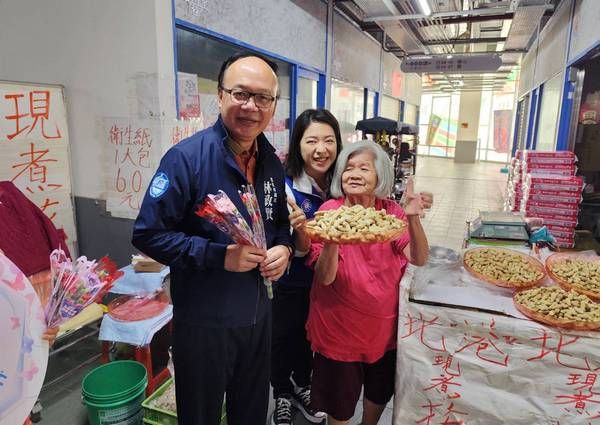 ▲國民黨桃園區黨部市場送康乃馨