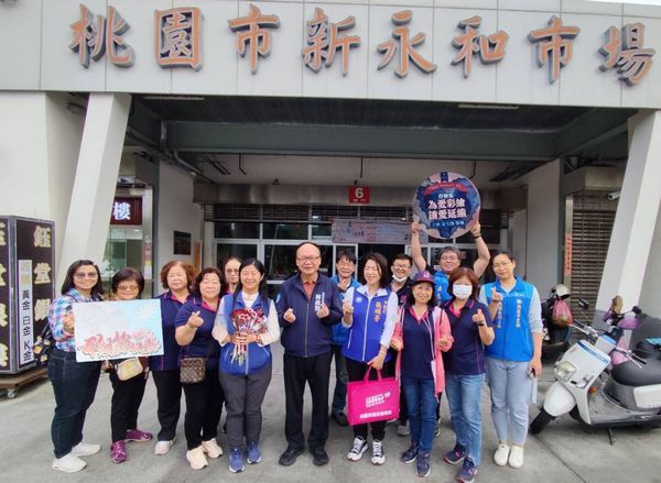 ▲國民黨桃園區黨部市場送康乃馨