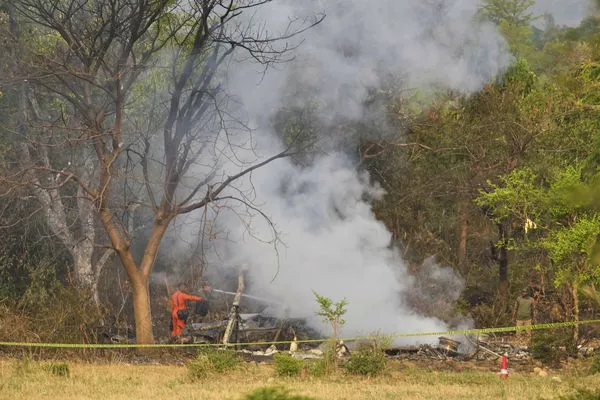 ▲▼ 印度控制的克什米爾大城查摩（Jammu），消防員正在撲滅飛機殘骸中冒出的濃煙。（圖／達志影像／美聯社）