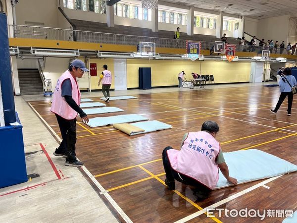 ▲台南市中西區公所辦理防災演練，現地開設避難收容處所，全程模擬災後庇護流程。（記者林東良翻攝，下同）