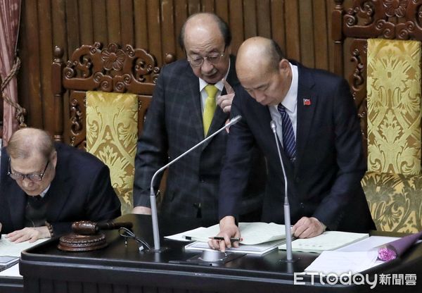 ▲▼立法院院會 民進黨團立委在議場佈置海報 柯建銘到主席台找韓國瑜。（圖／記者屠惠剛攝）