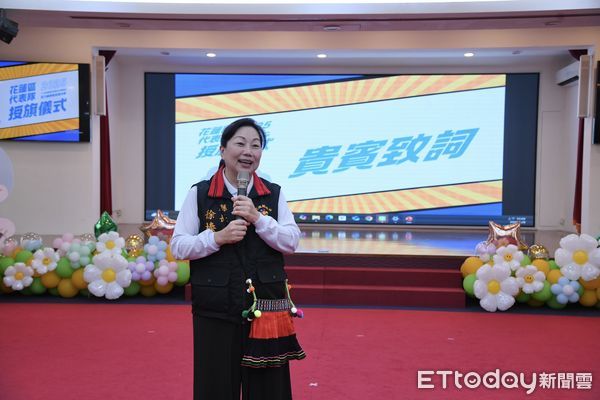 ▲▼縣長徐榛蔚親自將象徵榮耀與責任的縣旗授予五支隊伍。（圖／花蓮縣政府提供，下同）