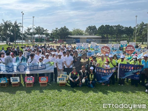 ▲▼花蓮縣政府結合民間團體及環境巡守隊，號召逾450人共同守護美崙溪河海交界的生態廊道。（圖／花蓮縣政府提供，下同）