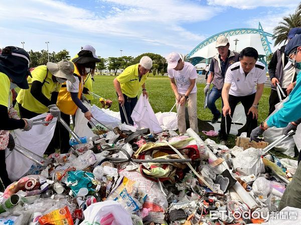 ▲▼花蓮縣政府結合民間團體及環境巡守隊，號召逾450人共同守護美崙溪河海交界的生態廊道。（圖／花蓮縣政府提供，下同）