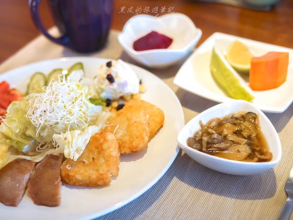 ▲▼宜蘭包棟民宿。悠悅光Aura Villa｜CP值超高的冬山包棟民宿，純白的現代設計建築中不僅有超大泳池，每一間房間更可以邊泡澡邊欣賞落羽松，宜蘭民宿/冬山民宿。（圖／部落客黑皮的旅遊筆記授權提供）