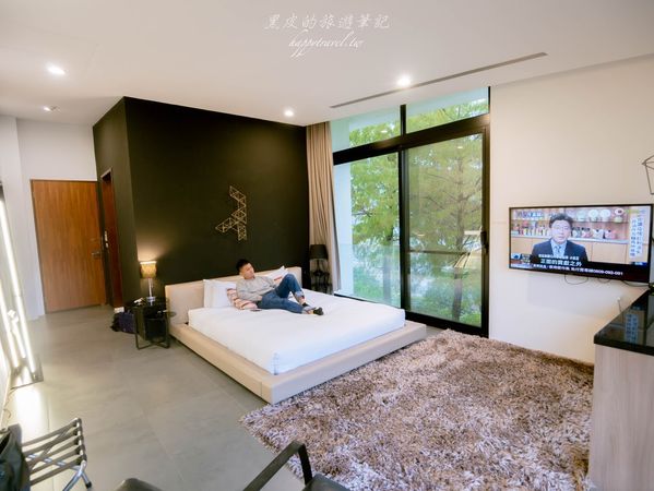 ▲▼宜蘭包棟民宿。悠悅光Aura Villa｜CP值超高的冬山包棟民宿，純白的現代設計建築中不僅有超大泳池，每一間房間更可以邊泡澡邊欣賞落羽松，宜蘭民宿/冬山民宿。（圖／部落客黑皮的旅遊筆記授權提供）