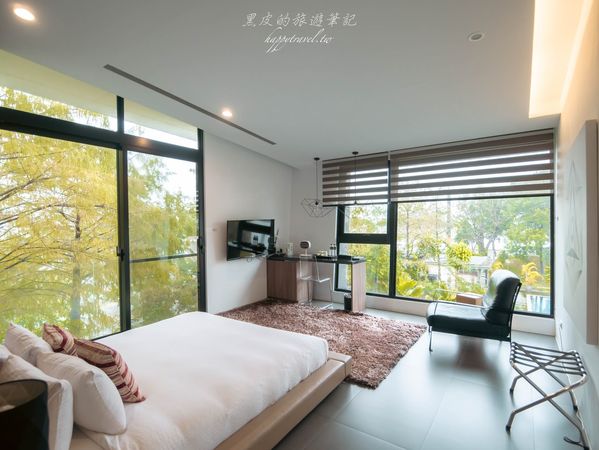 ▲▼宜蘭包棟民宿。悠悅光Aura Villa｜CP值超高的冬山包棟民宿，純白的現代設計建築中不僅有超大泳池，每一間房間更可以邊泡澡邊欣賞落羽松，宜蘭民宿/冬山民宿。（圖／部落客黑皮的旅遊筆記授權提供）