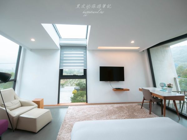 ▲▼宜蘭包棟民宿。悠悅光Aura Villa｜CP值超高的冬山包棟民宿，純白的現代設計建築中不僅有超大泳池，每一間房間更可以邊泡澡邊欣賞落羽松，宜蘭民宿/冬山民宿。（圖／部落客黑皮的旅遊筆記授權提供）