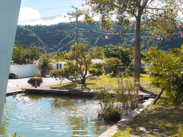 ▲▼宜蘭包棟民宿。悠悅光Aura Villa｜CP值超高的冬山包棟民宿，純白的現代設計建築中不僅有超大泳池，每一間房間更可以邊泡澡邊欣賞落羽松，宜蘭民宿/冬山民宿。（圖／部落客黑皮的旅遊筆記授權提供）
