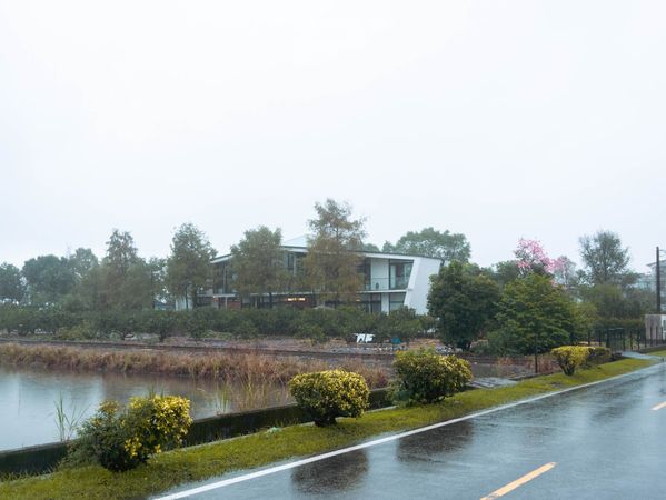 ▲▼宜蘭包棟民宿。悠悅光Aura Villa｜CP值超高的冬山包棟民宿，純白的現代設計建築中不僅有超大泳池，每一間房間更可以邊泡澡邊欣賞落羽松，宜蘭民宿/冬山民宿。（圖／部落客黑皮的旅遊筆記授權提供）