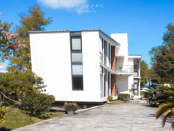 ▲▼宜蘭包棟民宿。悠悅光Aura Villa｜CP值超高的冬山包棟民宿，純白的現代設計建築中不僅有超大泳池，每一間房間更可以邊泡澡邊欣賞落羽松，宜蘭民宿/冬山民宿。（圖／部落客黑皮的旅遊筆記授權提供）
