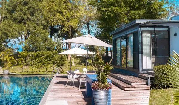 ▲▼宜蘭包棟民宿。悠悅光Aura Villa｜CP值超高的冬山包棟民宿，純白的現代設計建築中不僅有超大泳池，每一間房間更可以邊泡澡邊欣賞落羽松，宜蘭民宿/冬山民宿。（圖／部落客黑皮的旅遊筆記授權提供）