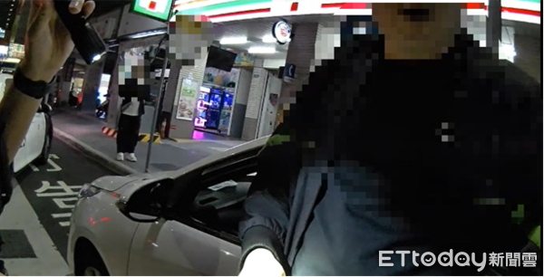 ▲▼詐欺通緝犯開車時未繫安全帶被攔查，最後還要求要打電話給媽媽。（圖／民眾提供，下同）