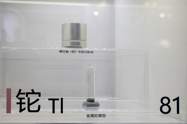 ▲元素週期表內的「鉈元素」模型。（圖／CFP）