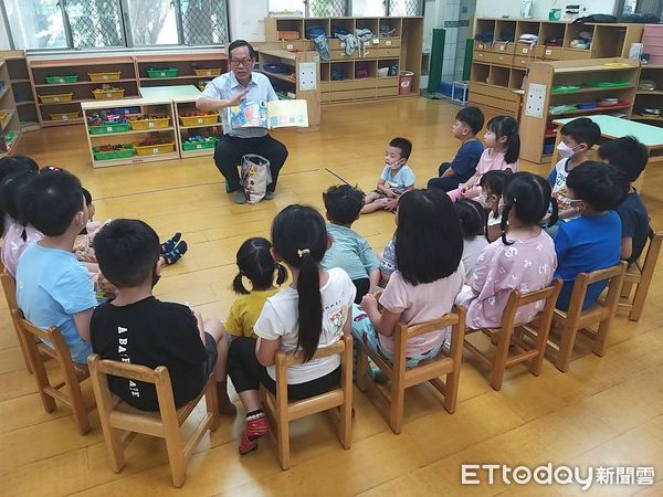 ▲母親節前夕，鄭博真老師帶繪本走入華醫附設幼稚園，向學童說故事，傳遞性別平等與家庭關懷價值。（記者林東良翻攝）
