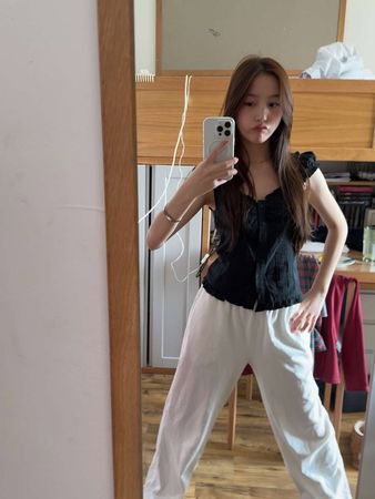 ▲▼▲▼黃新15歲自拍照，地點疑似是學校宿舍。（圖／翻攝自微博）