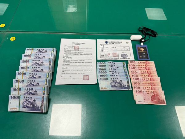 ▲香港籍車手持觀光護照面交取款遭逮。（圖／警方提供）