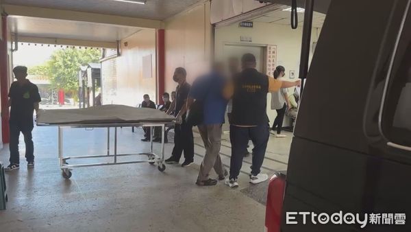 ▲▼國道1號仁德段(7）日深夜發生1死5傷車禍， 肇事者姜姓男子(藍衣)昨(8)日前往殯儀館向家屬致歉            。（圖／記者林東良翻攝）