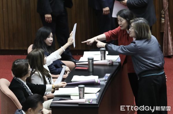 ▲▼民進黨吳思瑤 陳培瑜  與民眾黨麥玉珍 劉書彬 為沒看到紀念日及節日實施條例草案條文 爭執。（圖／記者屠惠剛攝）