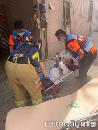 ▲台南市安南區仁安路發生施工墜樓事故，60歲工人從4樓墜落至2樓鐵皮屋頂，腿部受傷送醫。（記者林東良翻攝）