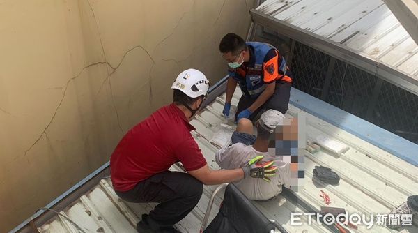 ▲台南市安南區仁安路發生施工墜樓事故，60歲工人從4樓墜落至2樓鐵皮屋頂，腿部受傷送醫。（記者林東良翻攝）