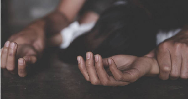 阿民被花花提分手後化身恐怖情人，不僅對花花施暴更在校內性侵得逞。（示意圖／shutterstock）