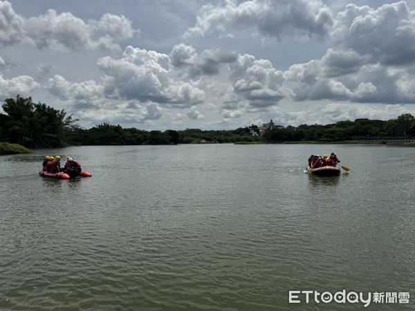 ▲台南市政府於關廟大潭埤舉辦船艇暨管筏操作教育訓練，仁德與永康區公所防災人員實地操舟模擬災害應變。（記者林東良翻攝，下同）