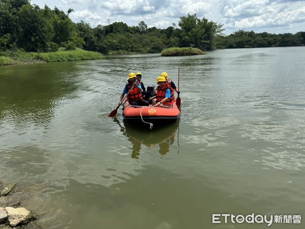 ▲台南市政府於關廟大潭埤舉辦船艇暨管筏操作教育訓練，仁德與永康區公所防災人員實地操舟模擬災害應變。（記者林東良翻攝，下同）