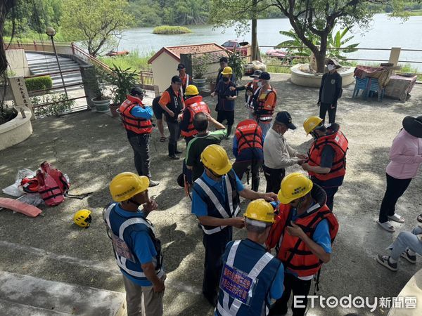 ▲台南市政府於關廟大潭埤舉辦船艇暨管筏操作教育訓練，仁德與永康區公所防災人員實地操舟模擬災害應變。（記者林東良翻攝，下同）