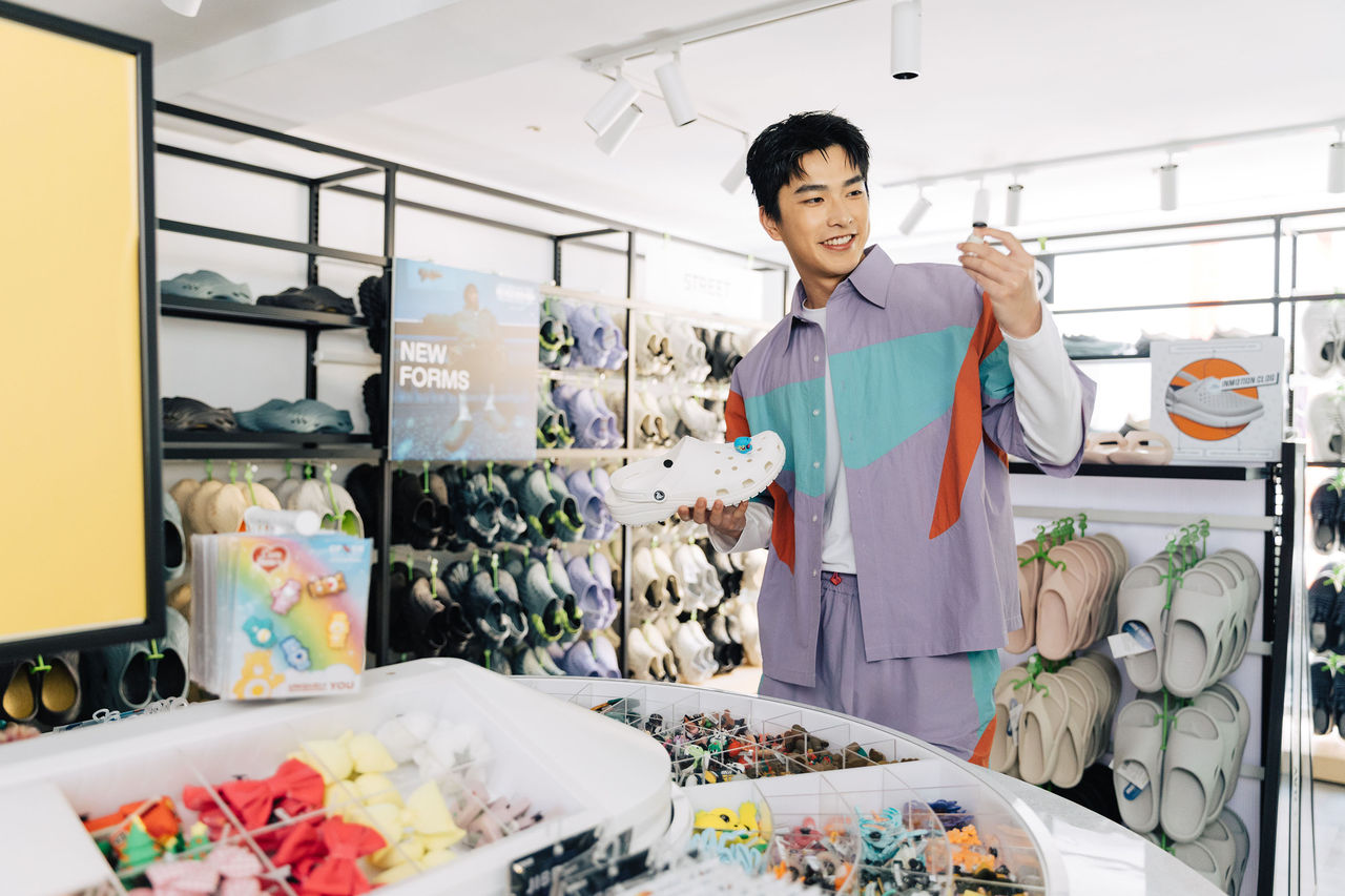 曾敬驊,CROCS,穿搭,時尚,鞋款,夏日。（圖／品牌提供）